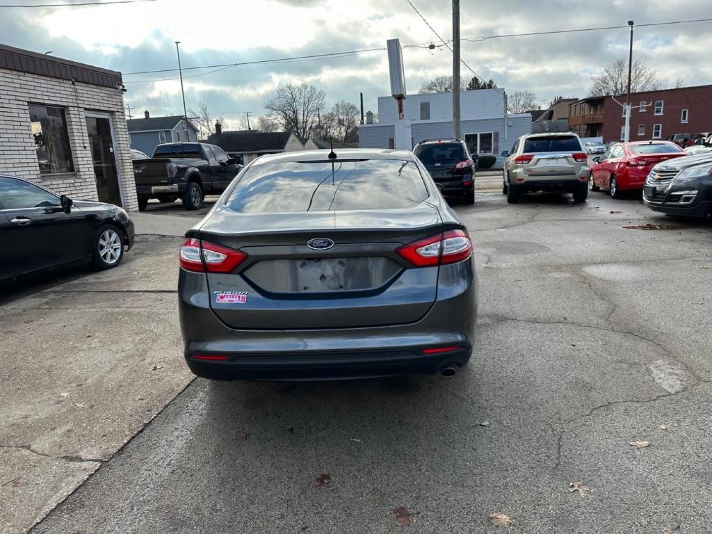 2015 GRAY FORD FUSION S (3FA6P0G75FR) with an 2.5L engine, Automatic transmission, located at 1708 Broadway, Rockford, IL, 61104, (815) 397-5010, 42.252522, -89.069359 - Photo#5