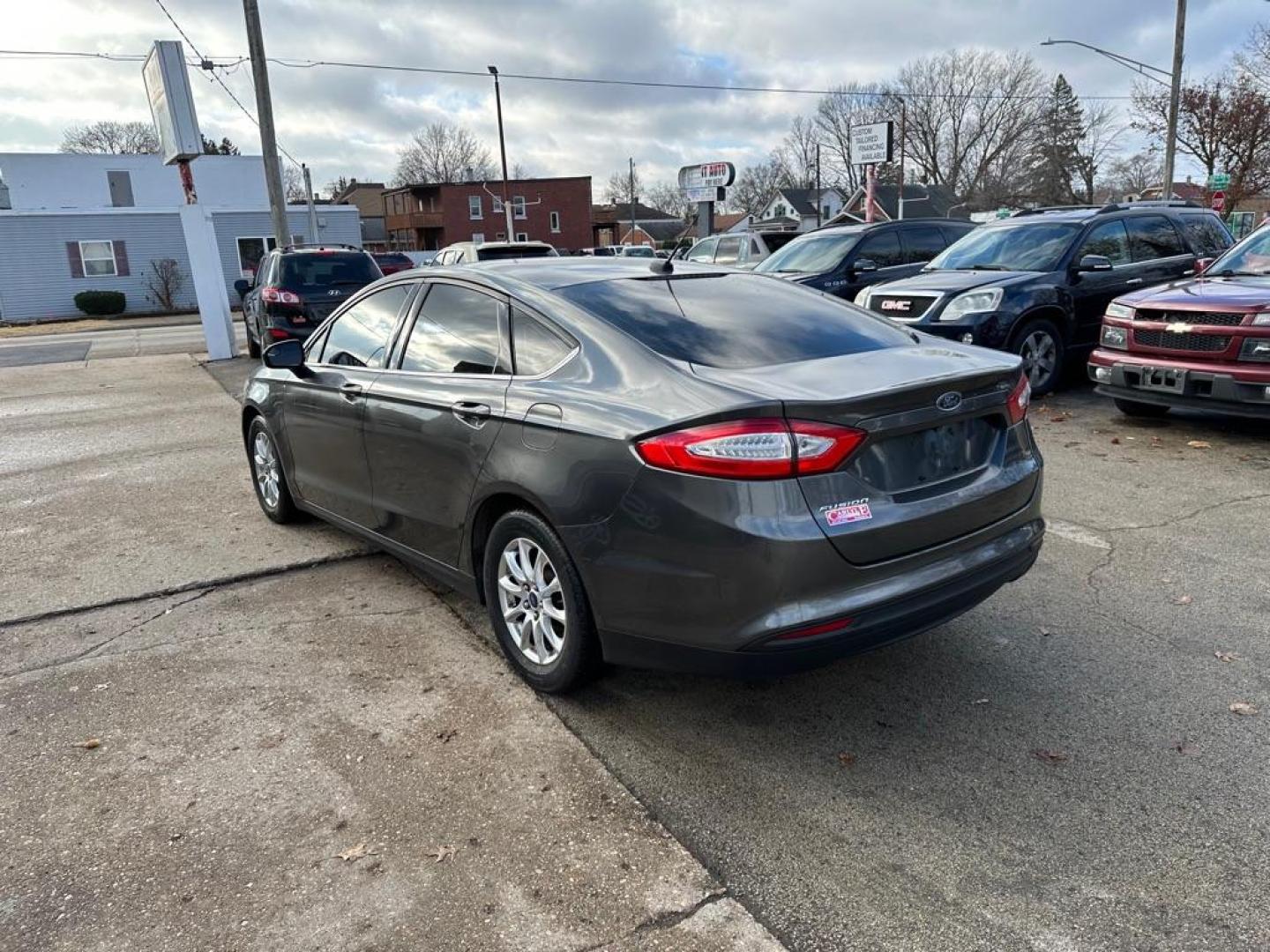 2015 GRAY FORD FUSION S (3FA6P0G75FR) with an 2.5L engine, Automatic transmission, located at 1708 Broadway, Rockford, IL, 61104, (815) 397-5010, 42.252522, -89.069359 - Photo#6