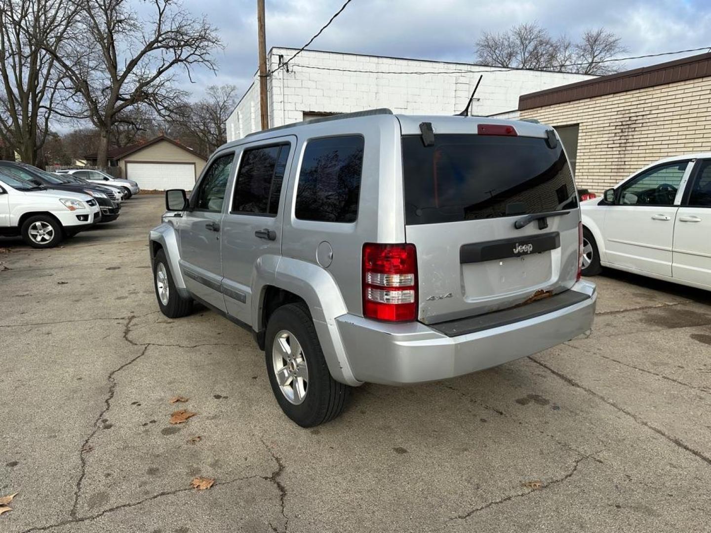 2012 SILVER JEEP LIBERTY SPORT (1C4PJMAK0CW) with an 3.7L engine, Automatic transmission, located at 1708 Broadway, Rockford, IL, 61104, (815) 397-5010, 42.252522, -89.069359 - Photo#4