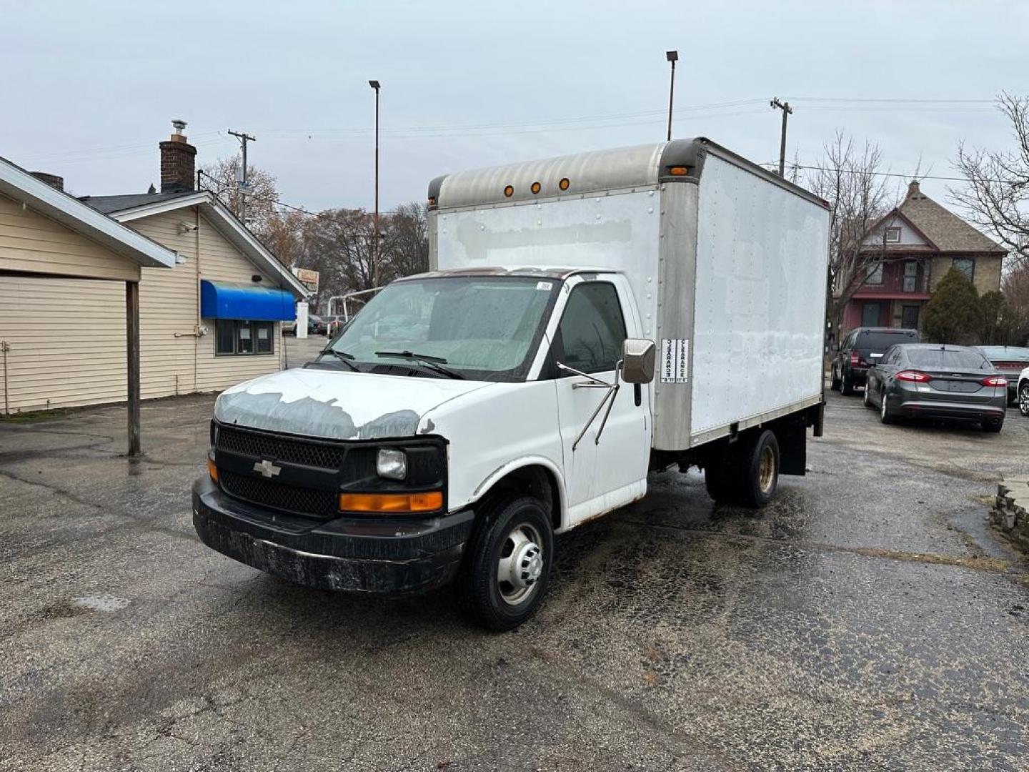 2006 WHITE CHEVROLET EXPRESS G3500 (1GBHG31U961) with an 6.0L engine, Automatic transmission, located at 1708 Broadway, Rockford, IL, 61104, (815) 397-5010, 42.252522, -89.069359 - Photo#0