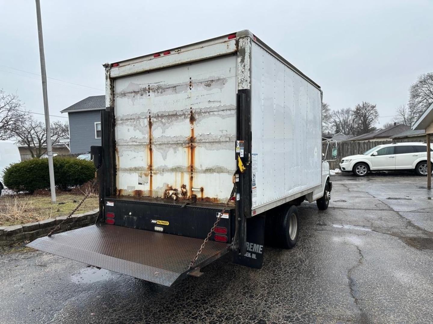 2006 WHITE CHEVROLET EXPRESS G3500 (1GBHG31U961) with an 6.0L engine, Automatic transmission, located at 1708 Broadway, Rockford, IL, 61104, (815) 397-5010, 42.252522, -89.069359 - Photo#10