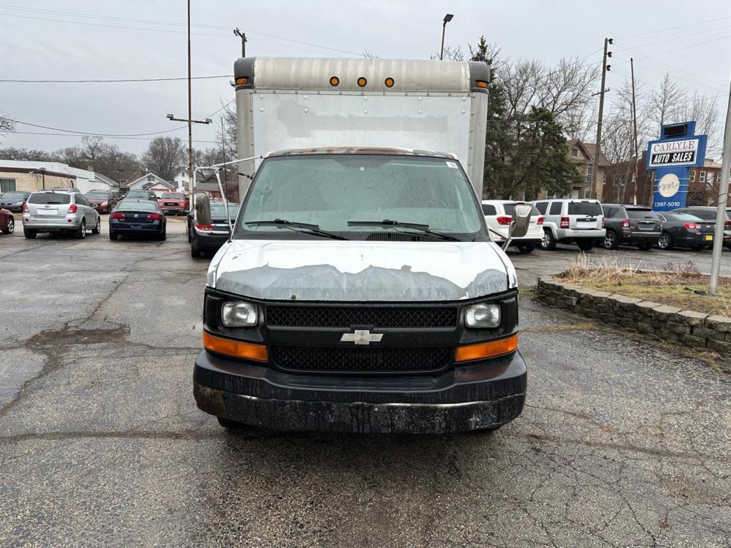 2006 WHITE CHEVROLET EXPRESS G3500 (1GBHG31U961) with an 6.0L engine, Automatic transmission, located at 1708 Broadway, Rockford, IL, 61104, (815) 397-5010, 42.252522, -89.069359 - Photo#1