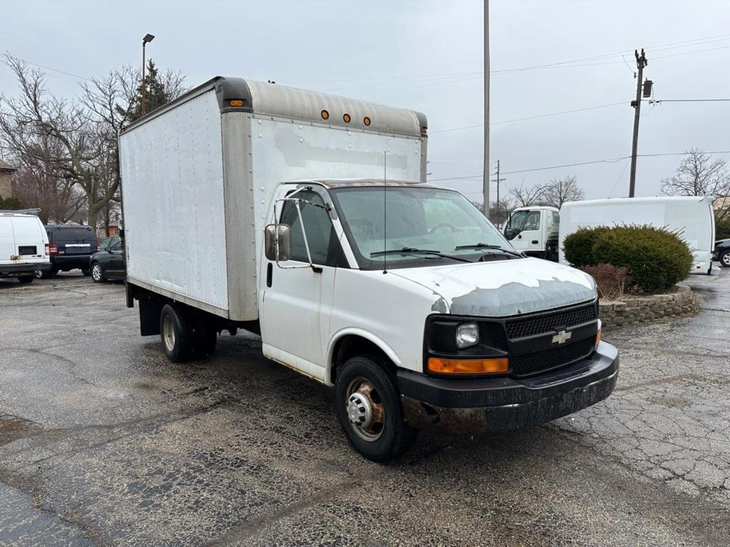 2006 WHITE CHEVROLET EXPRESS G3500 (1GBHG31U961) with an 6.0L engine, Automatic transmission, located at 1708 Broadway, Rockford, IL, 61104, (815) 397-5010, 42.252522, -89.069359 - Photo#2