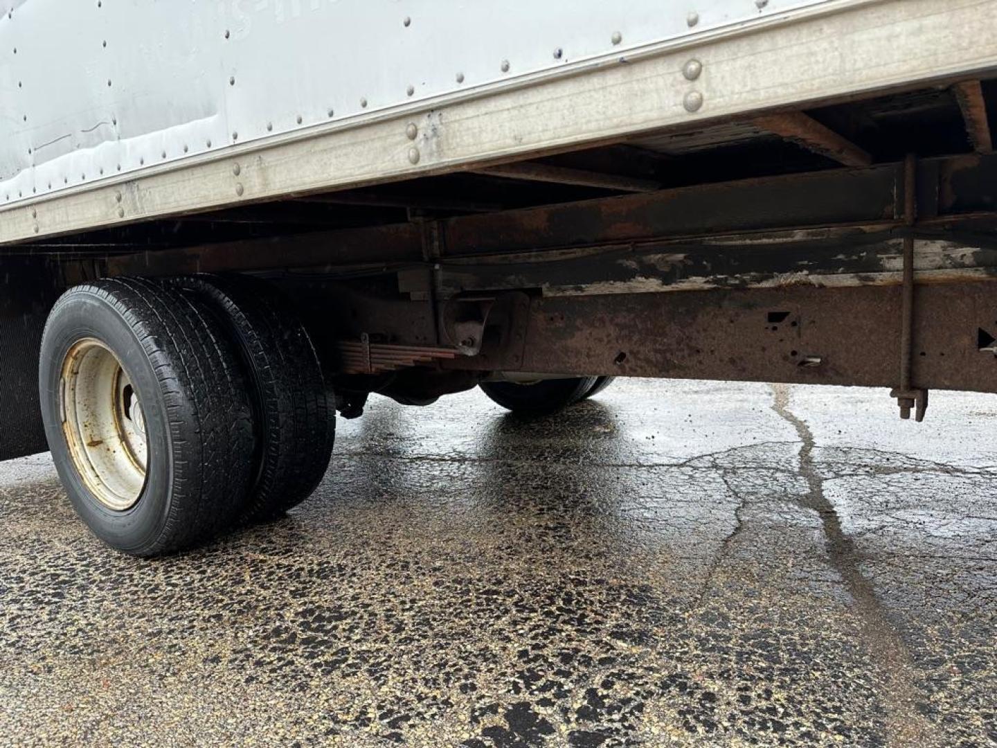 2006 WHITE CHEVROLET EXPRESS G3500 (1GBHG31U961) with an 6.0L engine, Automatic transmission, located at 1708 Broadway, Rockford, IL, 61104, (815) 397-5010, 42.252522, -89.069359 - Photo#4