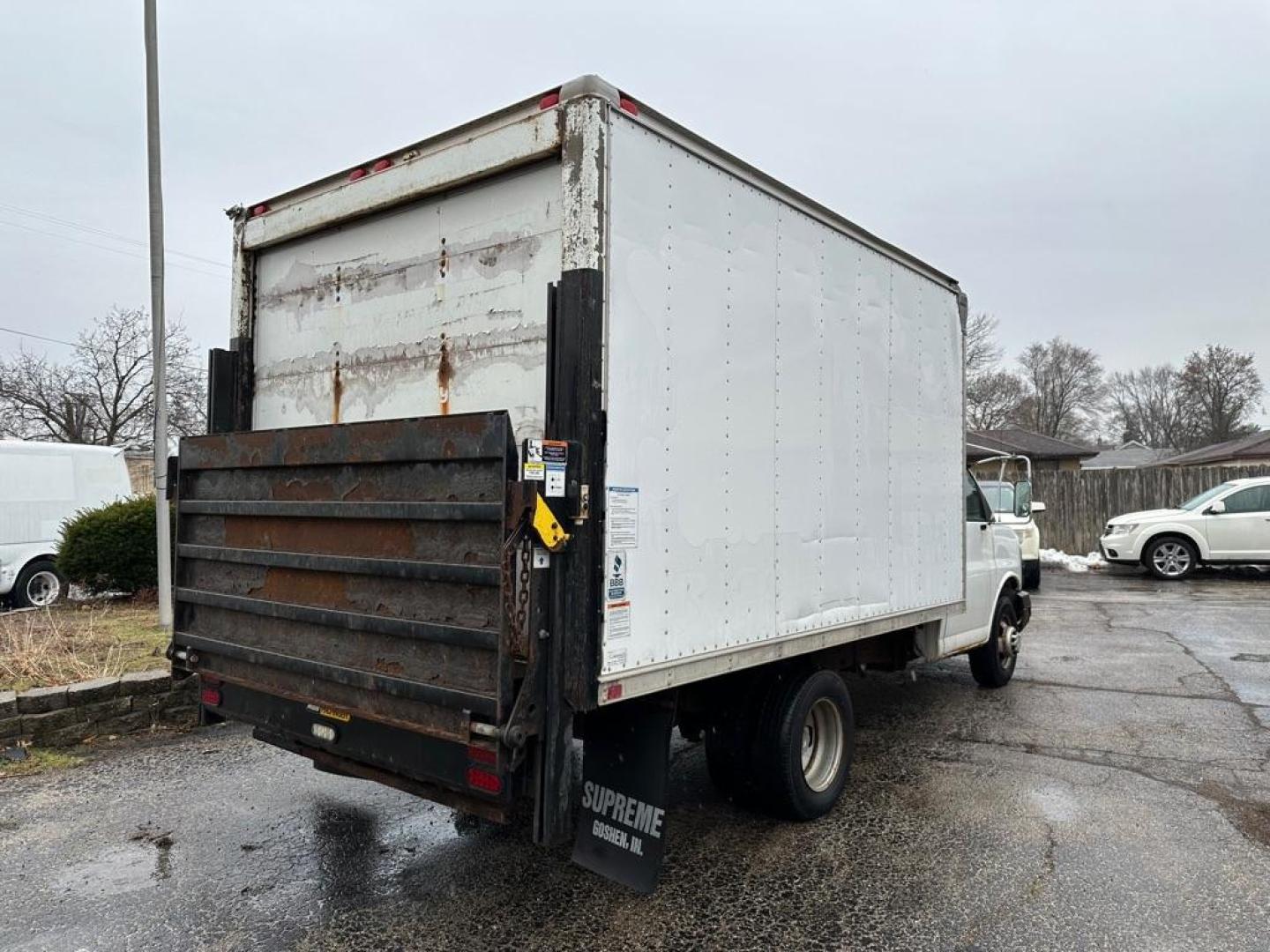 2006 WHITE CHEVROLET EXPRESS G3500 (1GBHG31U961) with an 6.0L engine, Automatic transmission, located at 1708 Broadway, Rockford, IL, 61104, (815) 397-5010, 42.252522, -89.069359 - Photo#5