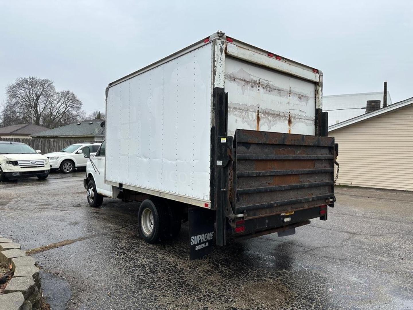 2006 WHITE CHEVROLET EXPRESS G3500 (1GBHG31U961) with an 6.0L engine, Automatic transmission, located at 1708 Broadway, Rockford, IL, 61104, (815) 397-5010, 42.252522, -89.069359 - Photo#7