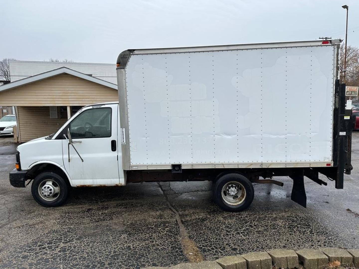 2006 WHITE CHEVROLET EXPRESS G3500 (1GBHG31U961) with an 6.0L engine, Automatic transmission, located at 1708 Broadway, Rockford, IL, 61104, (815) 397-5010, 42.252522, -89.069359 - Photo#8