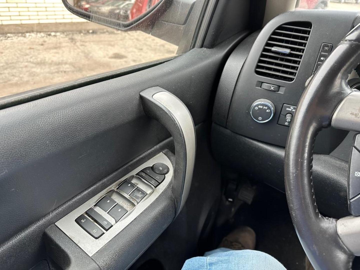 2009 RED CHEVROLET SILVERADO 1500 LT (1GCEC29099Z) with an 5.3L engine, Automatic transmission, located at 1708 Broadway, Rockford, IL, 61104, (815) 397-5010, 42.252522, -89.069359 - Photo#9