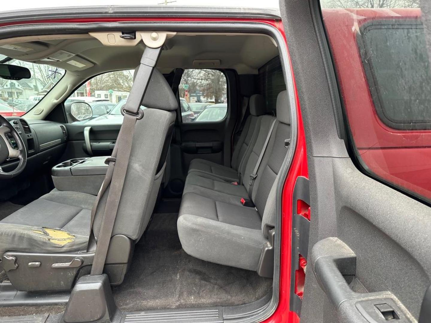 2009 RED CHEVROLET SILVERADO 1500 LT (1GCEC29099Z) with an 5.3L engine, Automatic transmission, located at 1708 Broadway, Rockford, IL, 61104, (815) 397-5010, 42.252522, -89.069359 - Photo#4