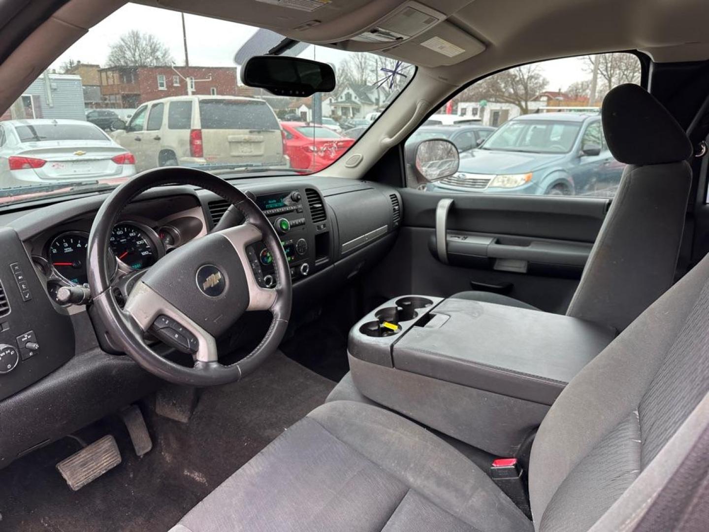 2009 RED CHEVROLET SILVERADO 1500 LT (1GCEC29099Z) with an 5.3L engine, Automatic transmission, located at 1708 Broadway, Rockford, IL, 61104, (815) 397-5010, 42.252522, -89.069359 - Photo#6