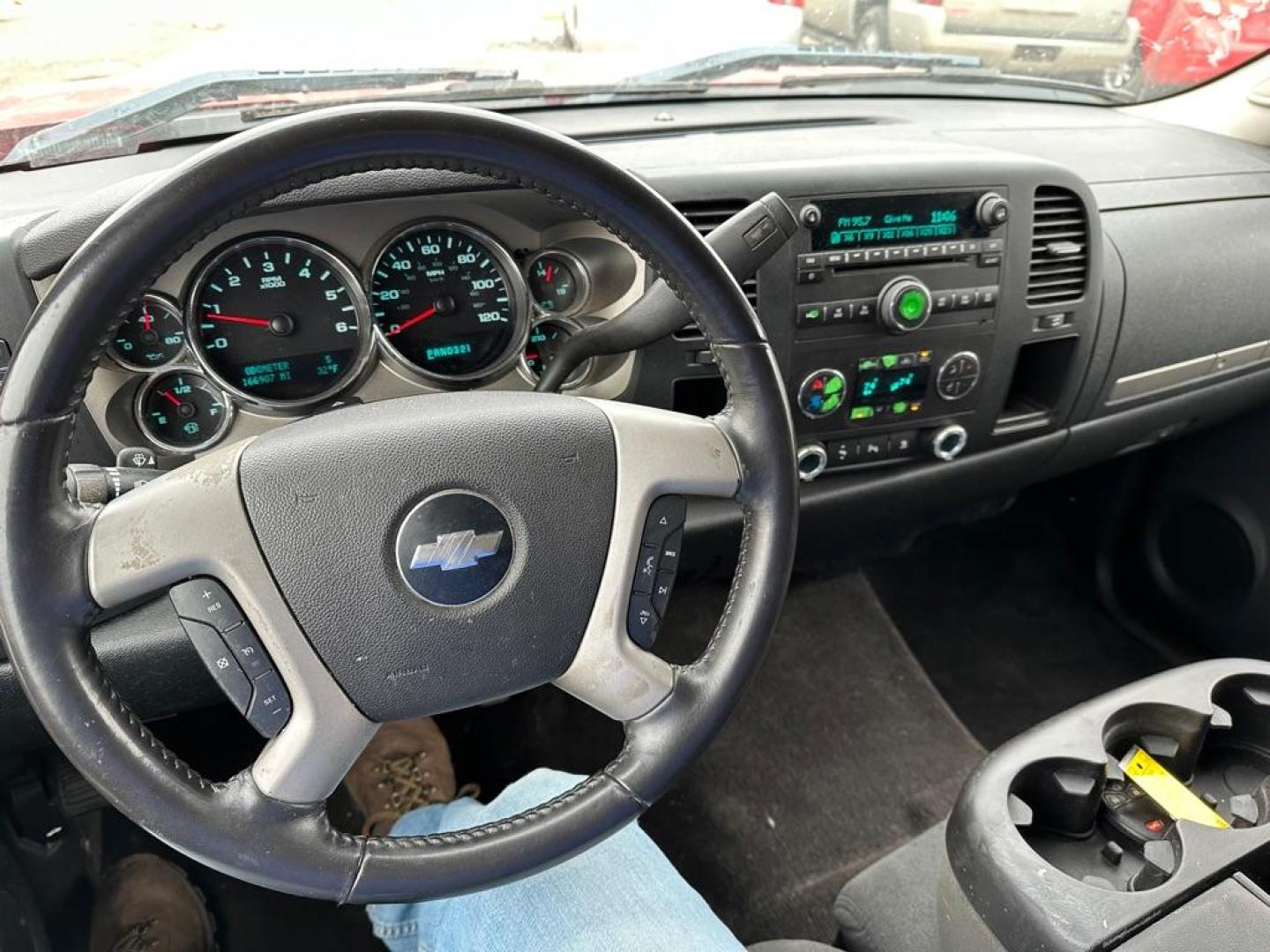 2009 RED CHEVROLET SILVERADO 1500 LT (1GCEC29099Z) with an 5.3L engine, Automatic transmission, located at 1708 Broadway, Rockford, IL, 61104, (815) 397-5010, 42.252522, -89.069359 - Photo#8