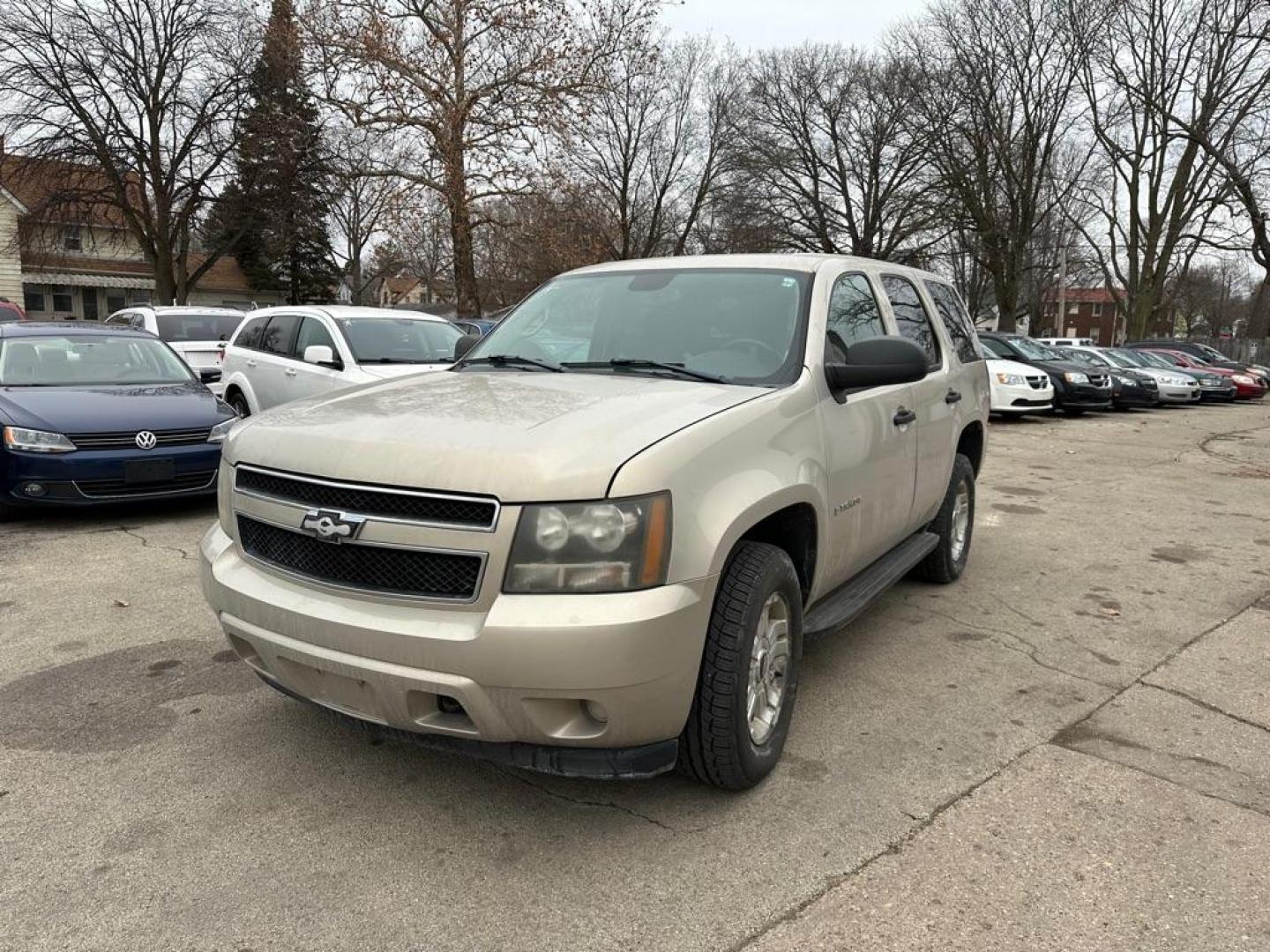 2007 GOLD CHEVROLET TAHOE 1500 (1GNFK13037R) with an 5.3L engine, Automatic transmission, located at 1708 Broadway, Rockford, IL, 61104, (815) 397-5010, 42.252522, -89.069359 - Photo#0