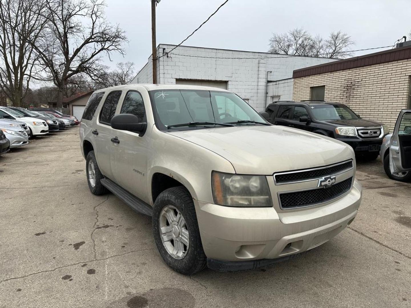 2007 GOLD CHEVROLET TAHOE 1500 (1GNFK13037R) with an 5.3L engine, Automatic transmission, located at 1708 Broadway, Rockford, IL, 61104, (815) 397-5010, 42.252522, -89.069359 - Photo#1