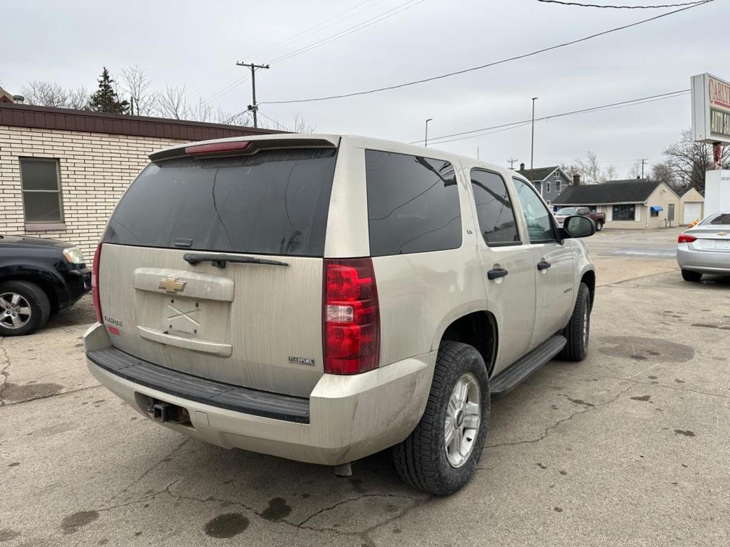 2007 GOLD CHEVROLET TAHOE 1500 (1GNFK13037R) with an 5.3L engine, Automatic transmission, located at 1708 Broadway, Rockford, IL, 61104, (815) 397-5010, 42.252522, -89.069359 - Photo#2