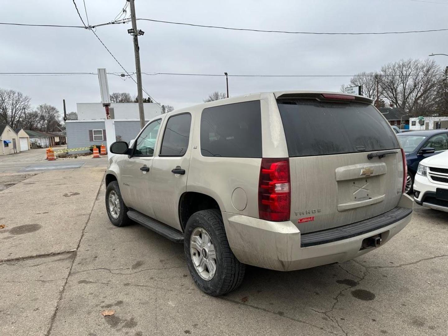 2007 GOLD CHEVROLET TAHOE 1500 (1GNFK13037R) with an 5.3L engine, Automatic transmission, located at 1708 Broadway, Rockford, IL, 61104, (815) 397-5010, 42.252522, -89.069359 - Photo#3