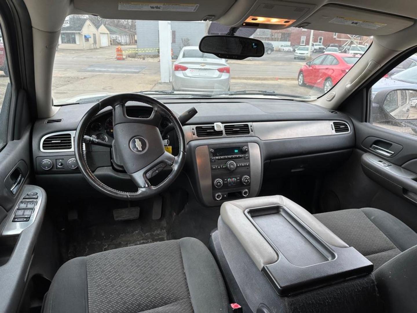 2007 GOLD CHEVROLET TAHOE 1500 (1GNFK13037R) with an 5.3L engine, Automatic transmission, located at 1708 Broadway, Rockford, IL, 61104, (815) 397-5010, 42.252522, -89.069359 - Photo#5