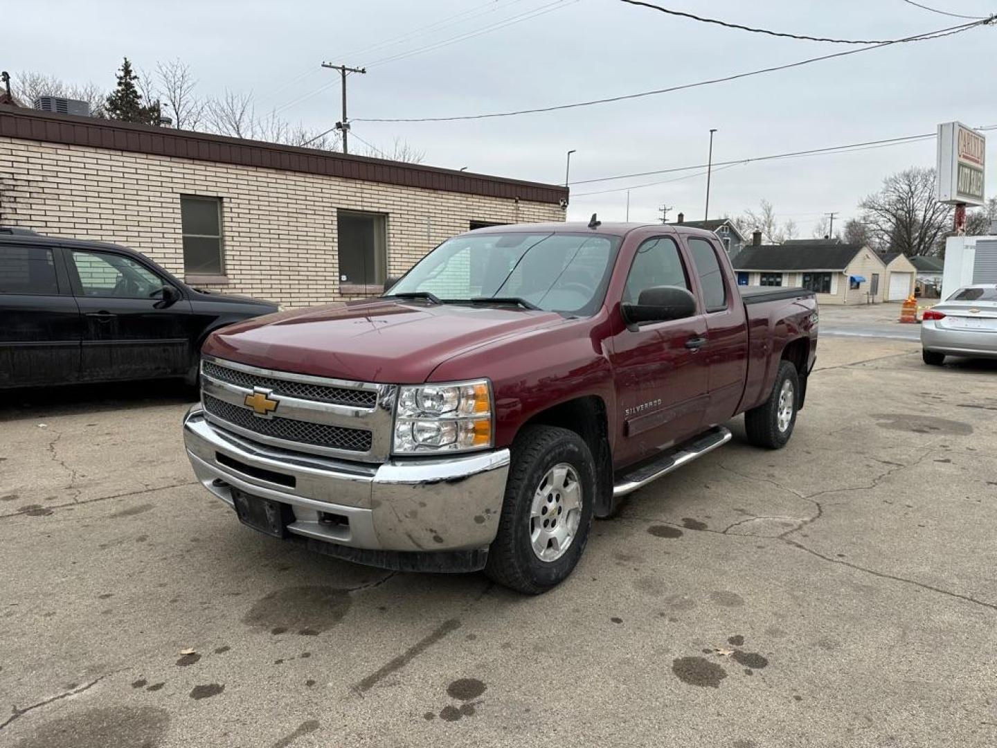 2013 RED CHEVROLET SILVERADO 1500 LT (1GCRKSE76DZ) with an 5.3L engine, Automatic transmission, located at 1708 Broadway, Rockford, IL, 61104, (815) 397-5010, 42.252522, -89.069359 - Photo#0