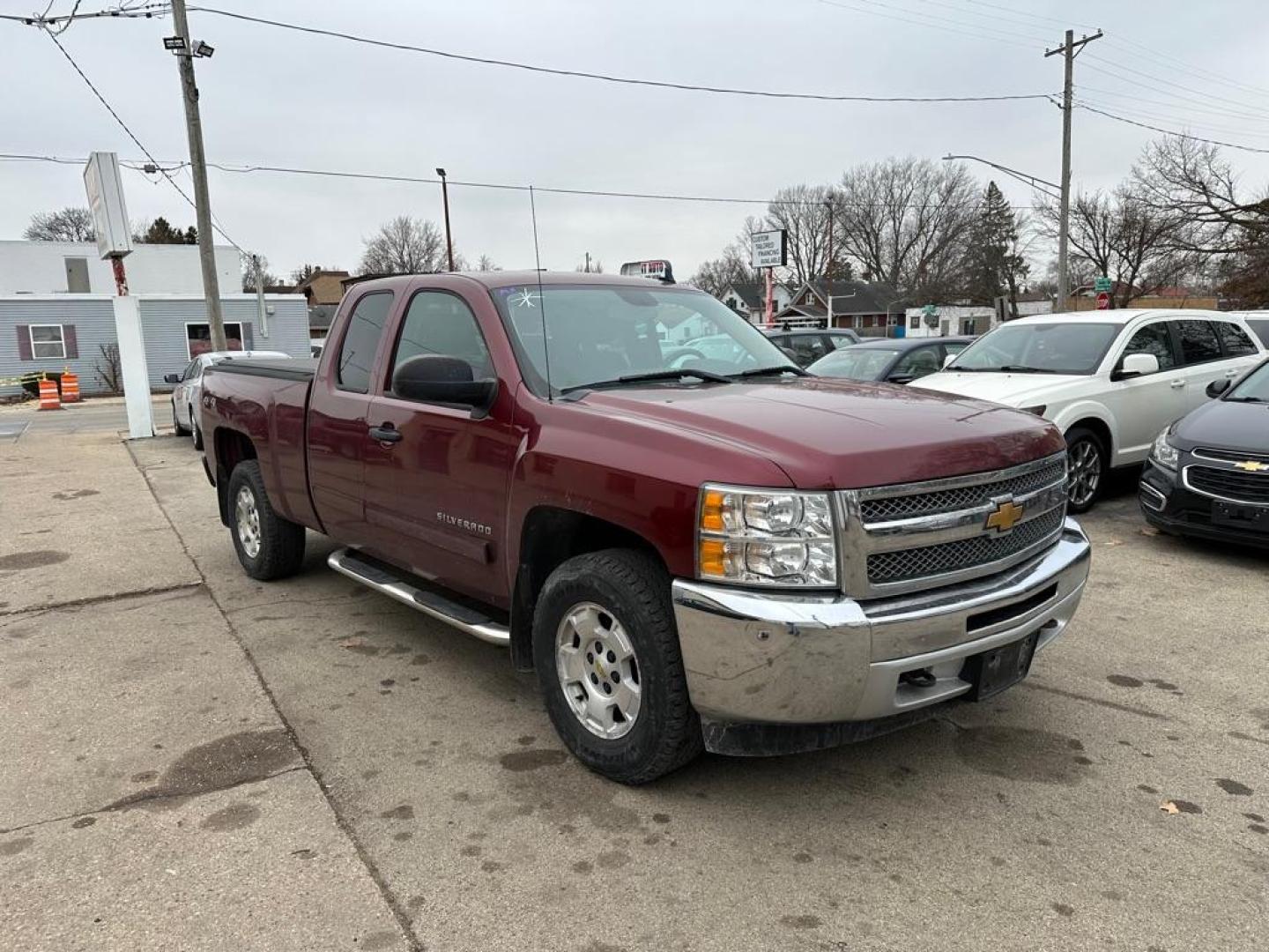 2013 RED CHEVROLET SILVERADO 1500 LT (1GCRKSE76DZ) with an 5.3L engine, Automatic transmission, located at 1708 Broadway, Rockford, IL, 61104, (815) 397-5010, 42.252522, -89.069359 - Photo#1