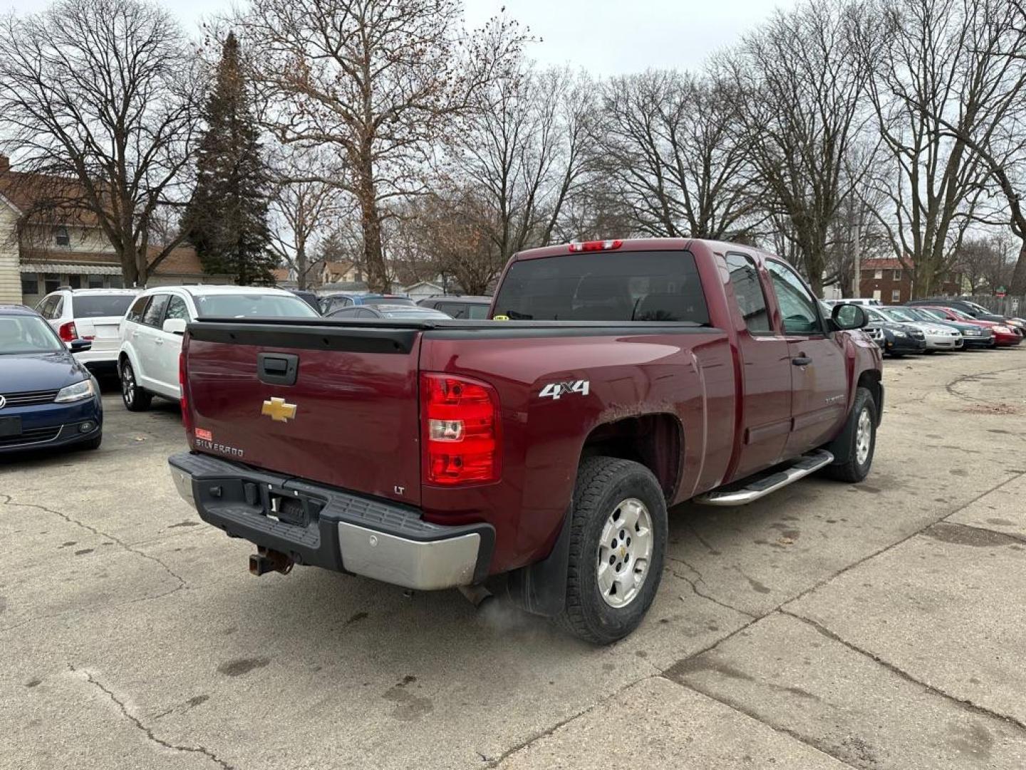 2013 RED CHEVROLET SILVERADO 1500 LT (1GCRKSE76DZ) with an 5.3L engine, Automatic transmission, located at 1708 Broadway, Rockford, IL, 61104, (815) 397-5010, 42.252522, -89.069359 - Photo#2