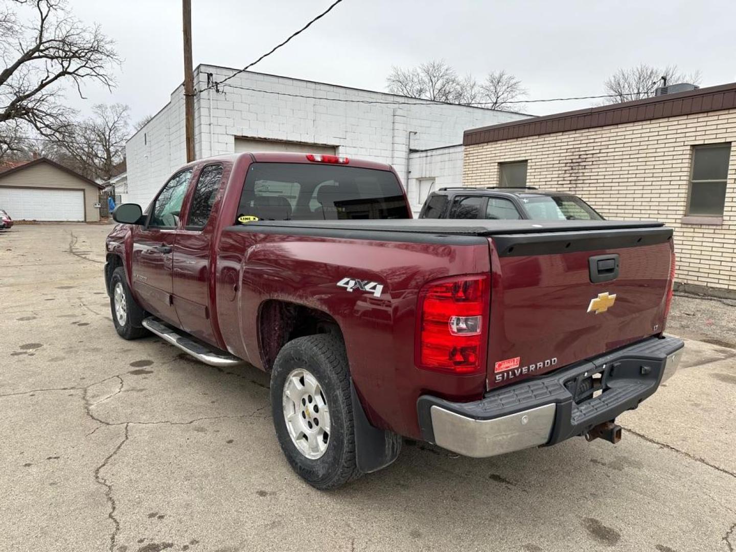 2013 RED CHEVROLET SILVERADO 1500 LT (1GCRKSE76DZ) with an 5.3L engine, Automatic transmission, located at 1708 Broadway, Rockford, IL, 61104, (815) 397-5010, 42.252522, -89.069359 - Photo#3