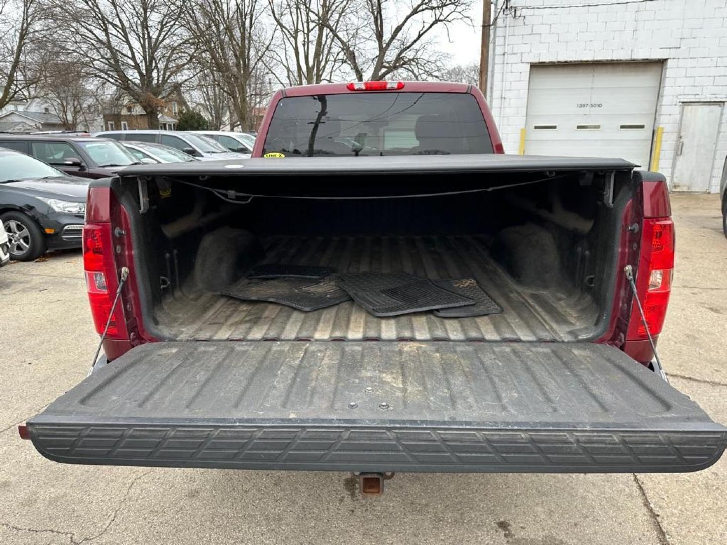 2013 RED CHEVROLET SILVERADO 1500 LT (1GCRKSE76DZ) with an 5.3L engine, Automatic transmission, located at 1708 Broadway, Rockford, IL, 61104, (815) 397-5010, 42.252522, -89.069359 - Photo#4