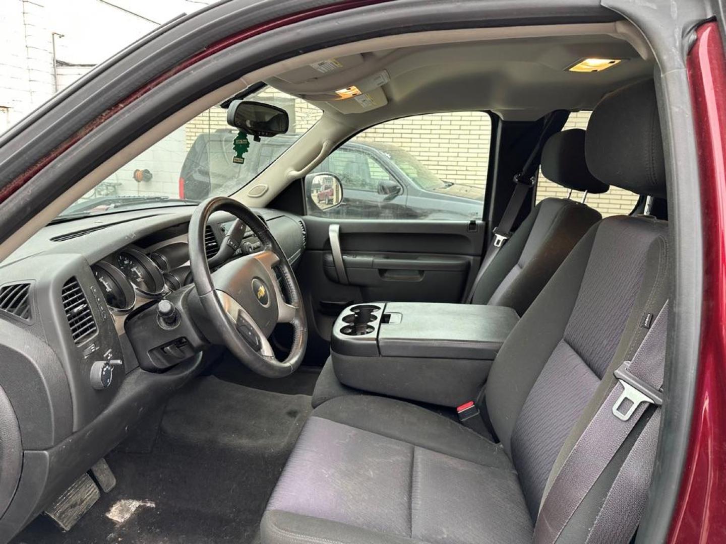 2013 RED CHEVROLET SILVERADO 1500 LT (1GCRKSE76DZ) with an 5.3L engine, Automatic transmission, located at 1708 Broadway, Rockford, IL, 61104, (815) 397-5010, 42.252522, -89.069359 - Photo#5