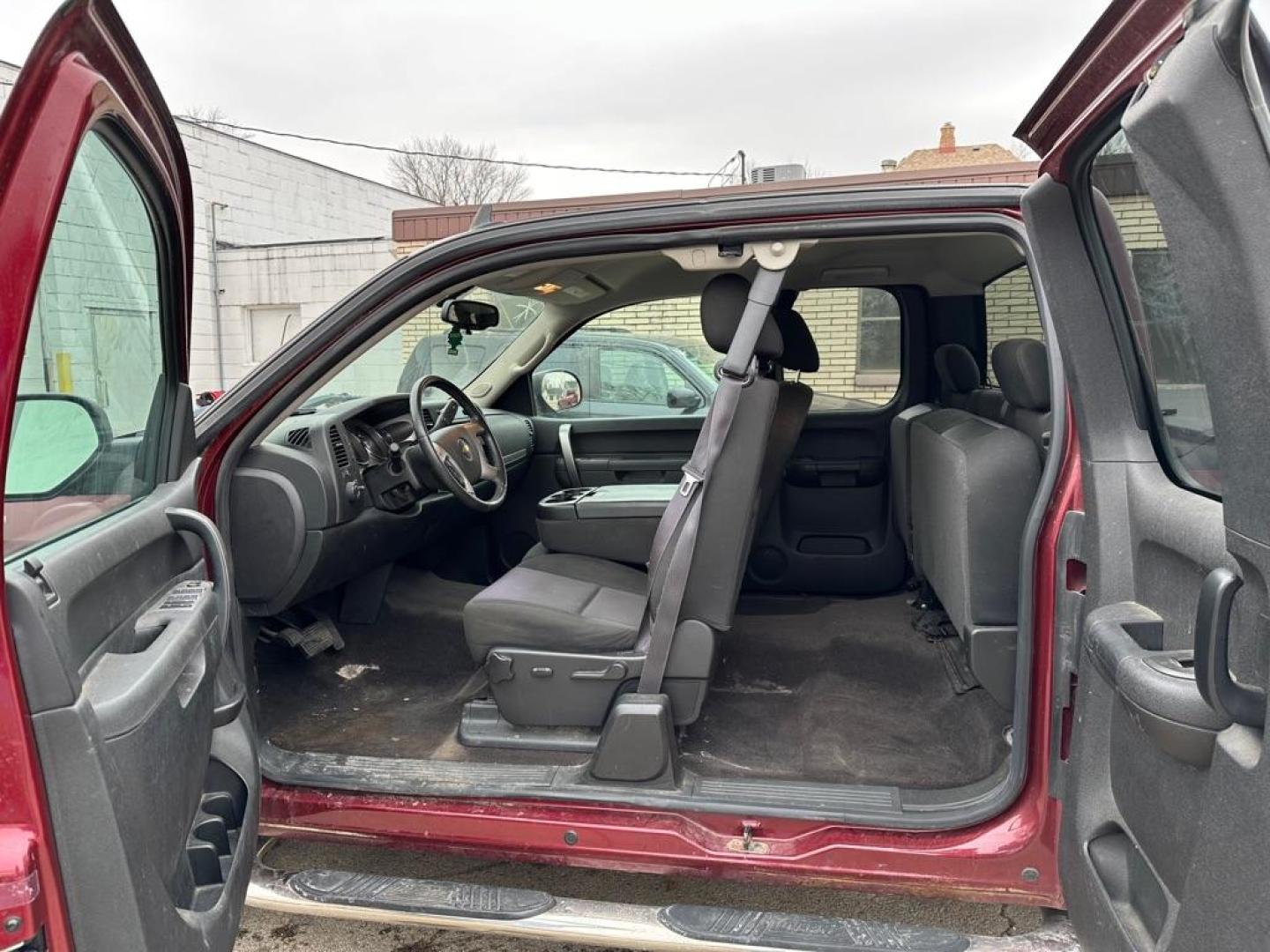 2013 RED CHEVROLET SILVERADO 1500 LT (1GCRKSE76DZ) with an 5.3L engine, Automatic transmission, located at 1708 Broadway, Rockford, IL, 61104, (815) 397-5010, 42.252522, -89.069359 - Photo#6