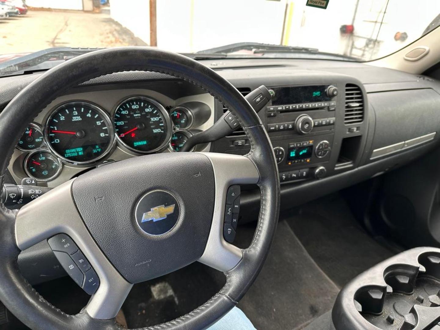 2013 RED CHEVROLET SILVERADO 1500 LT (1GCRKSE76DZ) with an 5.3L engine, Automatic transmission, located at 1708 Broadway, Rockford, IL, 61104, (815) 397-5010, 42.252522, -89.069359 - Photo#8