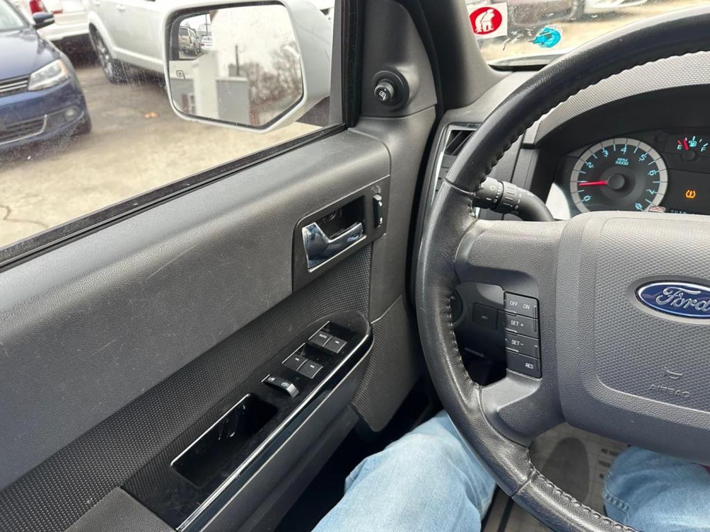 2012 WHITE FORD ESCAPE LIMITED (1FMCU9EG8CK) with an 3.0L engine, Automatic transmission, located at 1708 Broadway, Rockford, IL, 61104, (815) 397-5010, 42.252522, -89.069359 - Photo#9